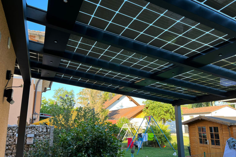 Terrassendach nachträglich mit Solarmodulen ausstatten